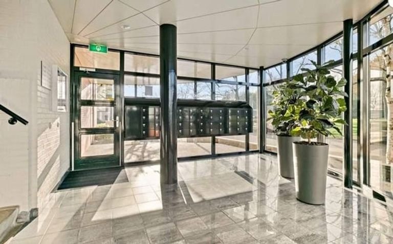 Bright apartment with private parking space - Image 11