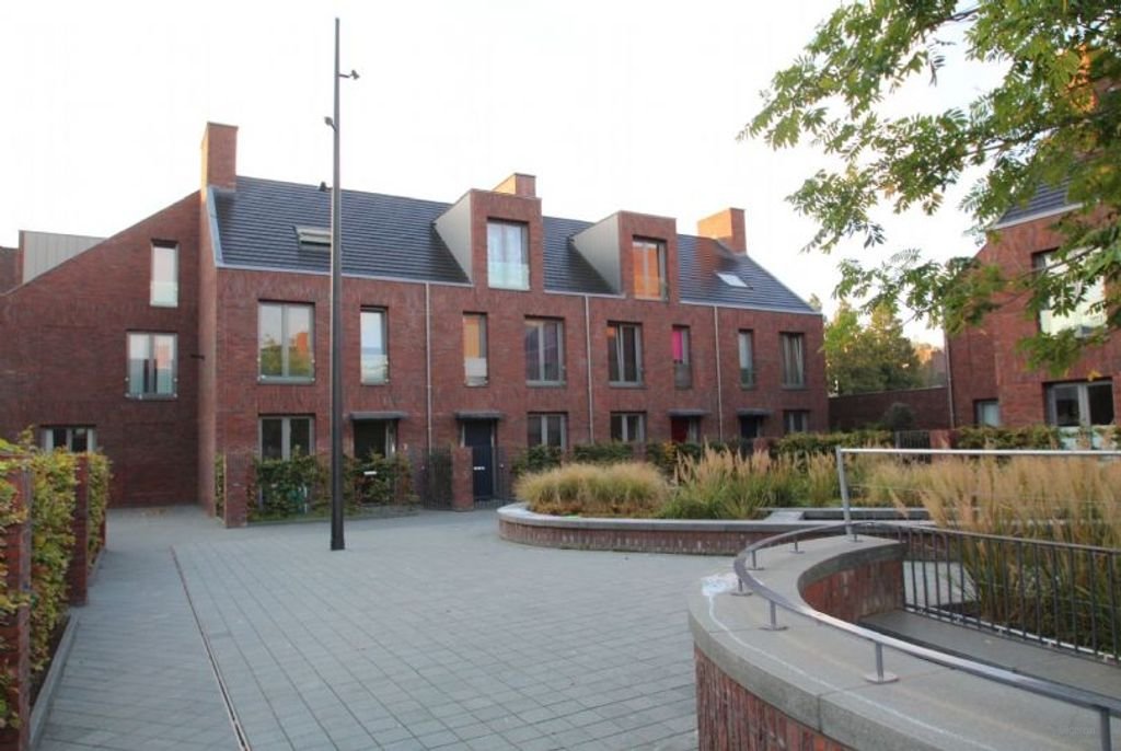 Townhouse in Maastricht with garden and garage - Image 1