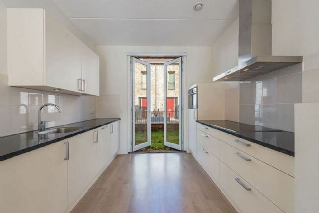 Townhouse in Maastricht with garden and garage - Image 2