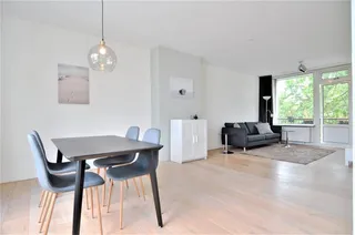 Licht appartement met twee balkons in Buitenveldert