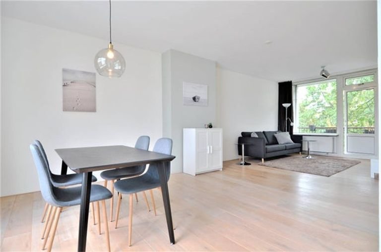 Licht appartement met twee balkons in Buitenveldert - Afbeelding 1