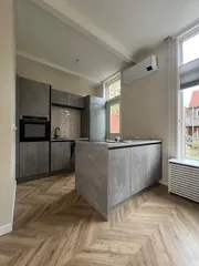 Bovenwoning met royaal dakterras in Stad