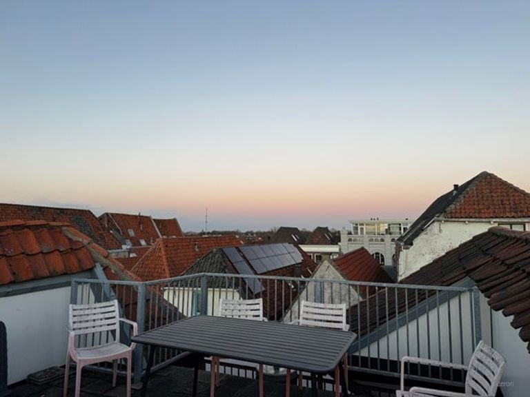 Spacious apartment in a monumental building - Image 1