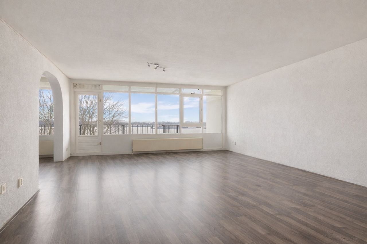 Licht appartement met uitzicht op 't IJ - Afbeelding 1