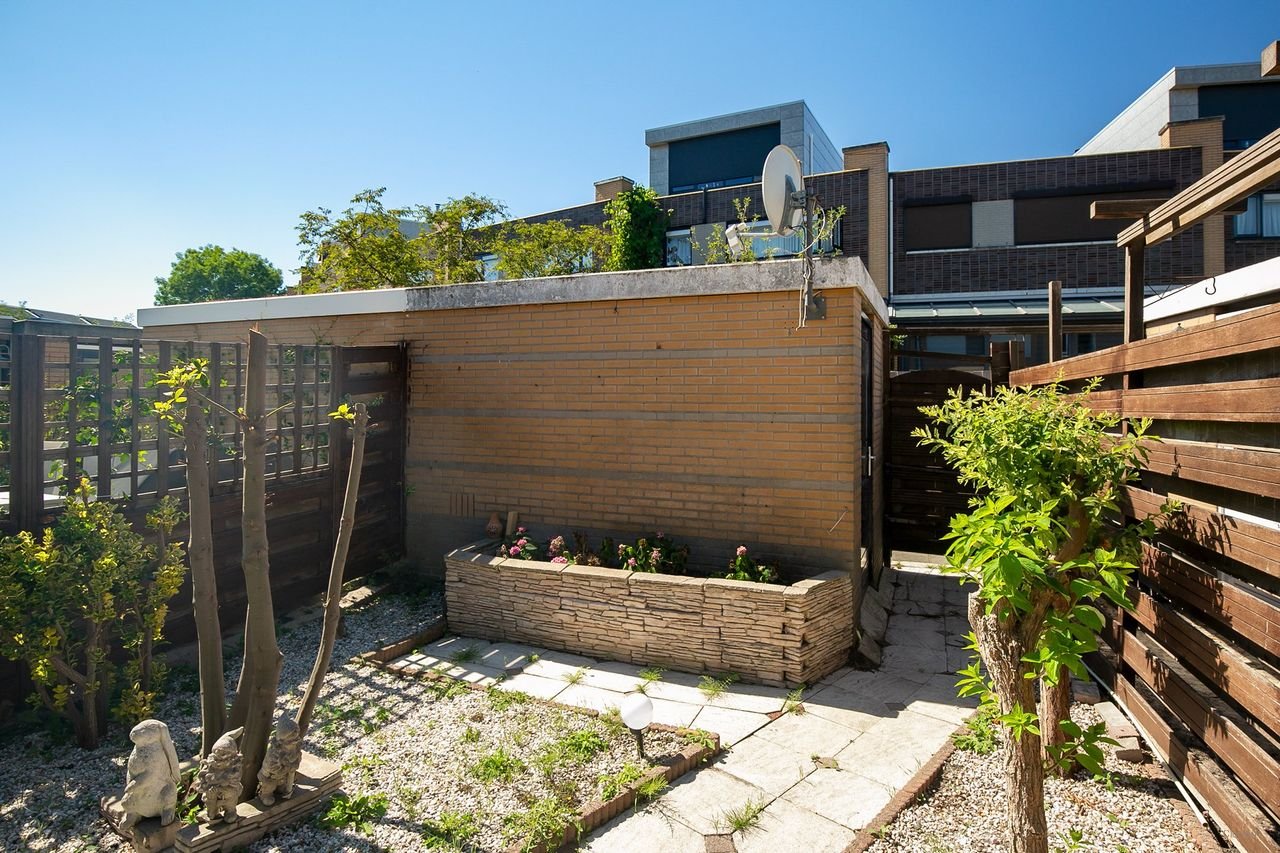 Furnished house with sunny garden - Image 3