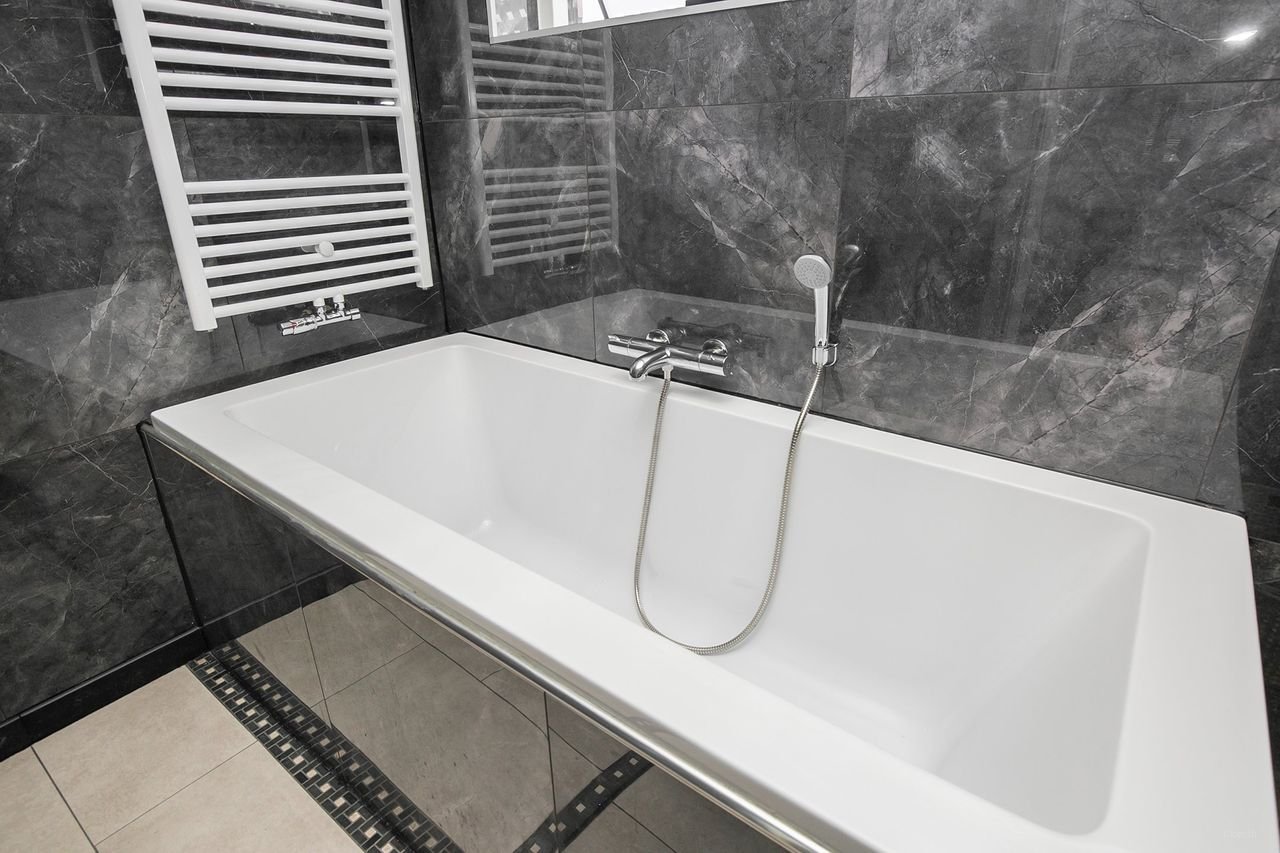 Furnished house with sunny garden - Image 6