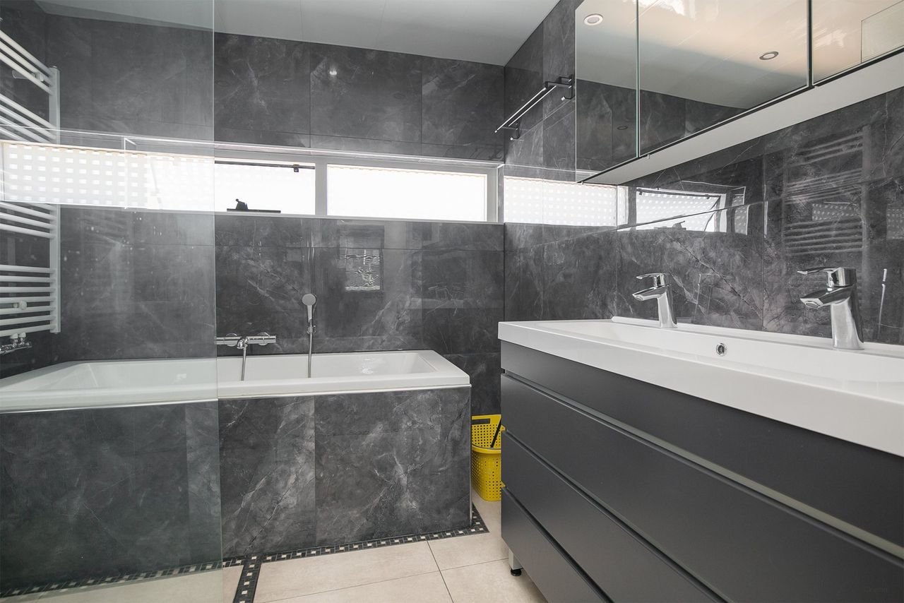 Furnished house with sunny garden - Image 5