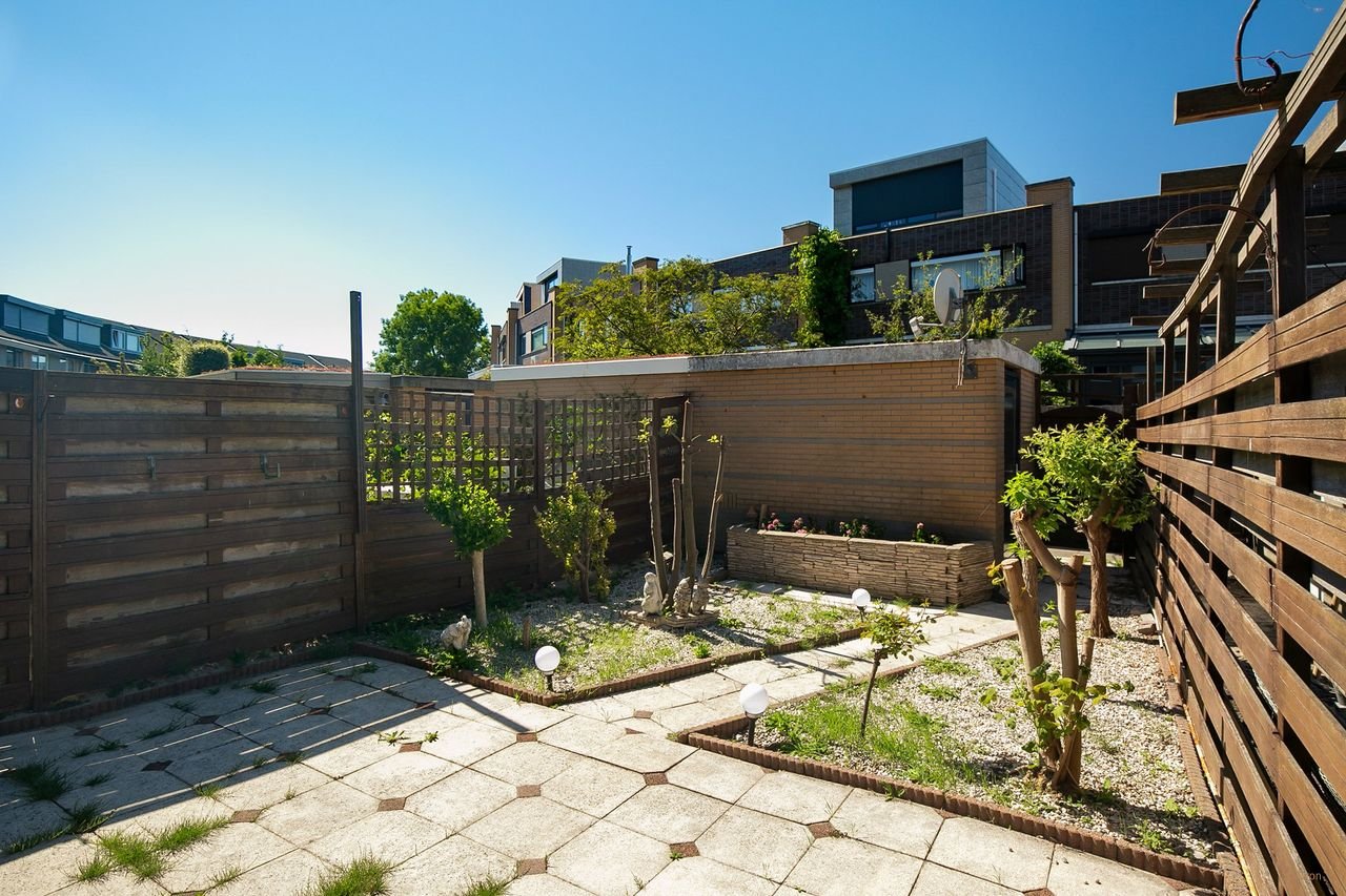 Furnished house with sunny garden - Image 2