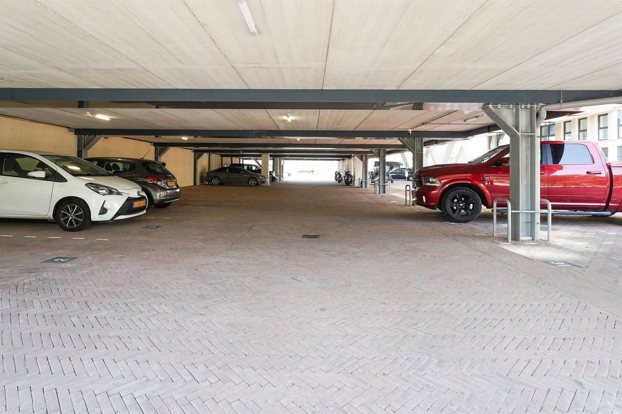 Modern studio in the GO070 complex - Image 17