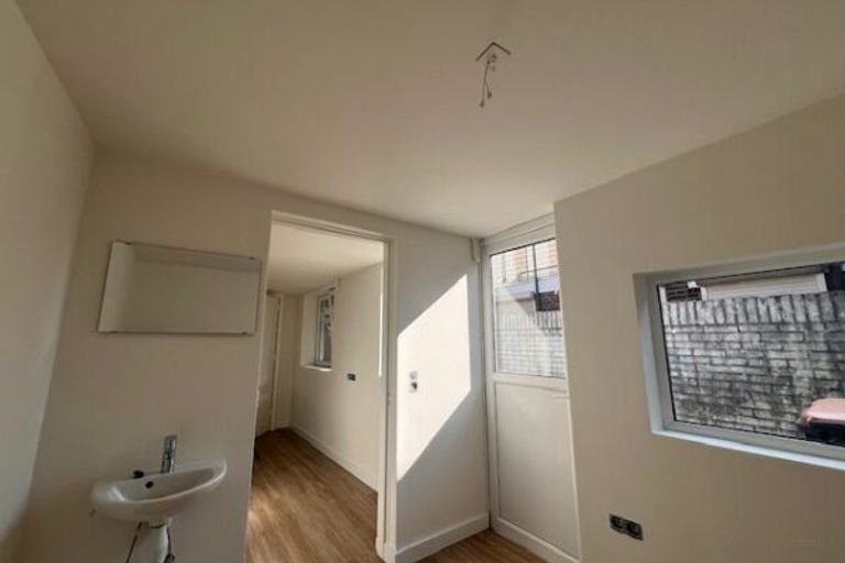 14 m² room with private shower in Korvel - Image 12