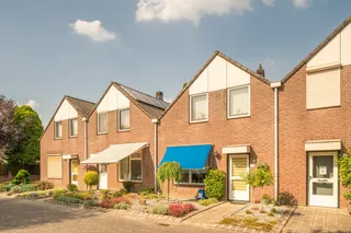 Hoekwoning in Helden met garage en oprit