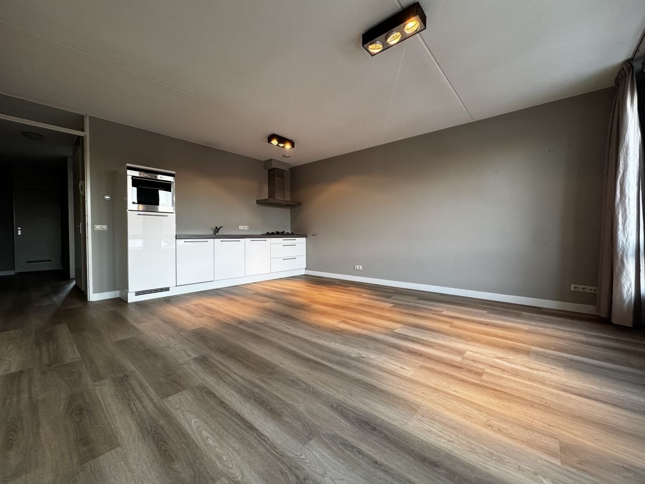 Modern corner apartment with private parking space - Image 1