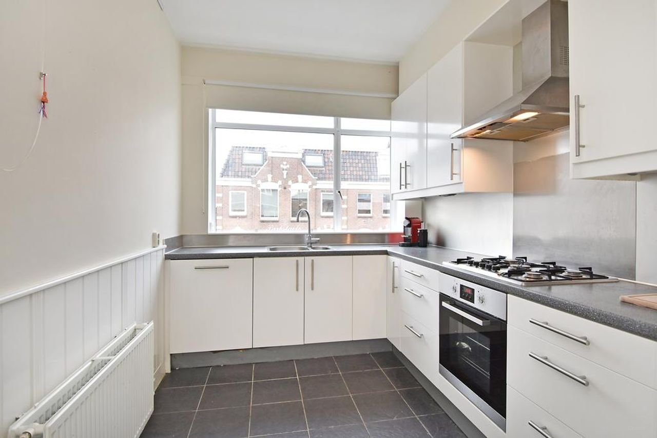 Spacious double upper house in the center of Voorburg - Image 1