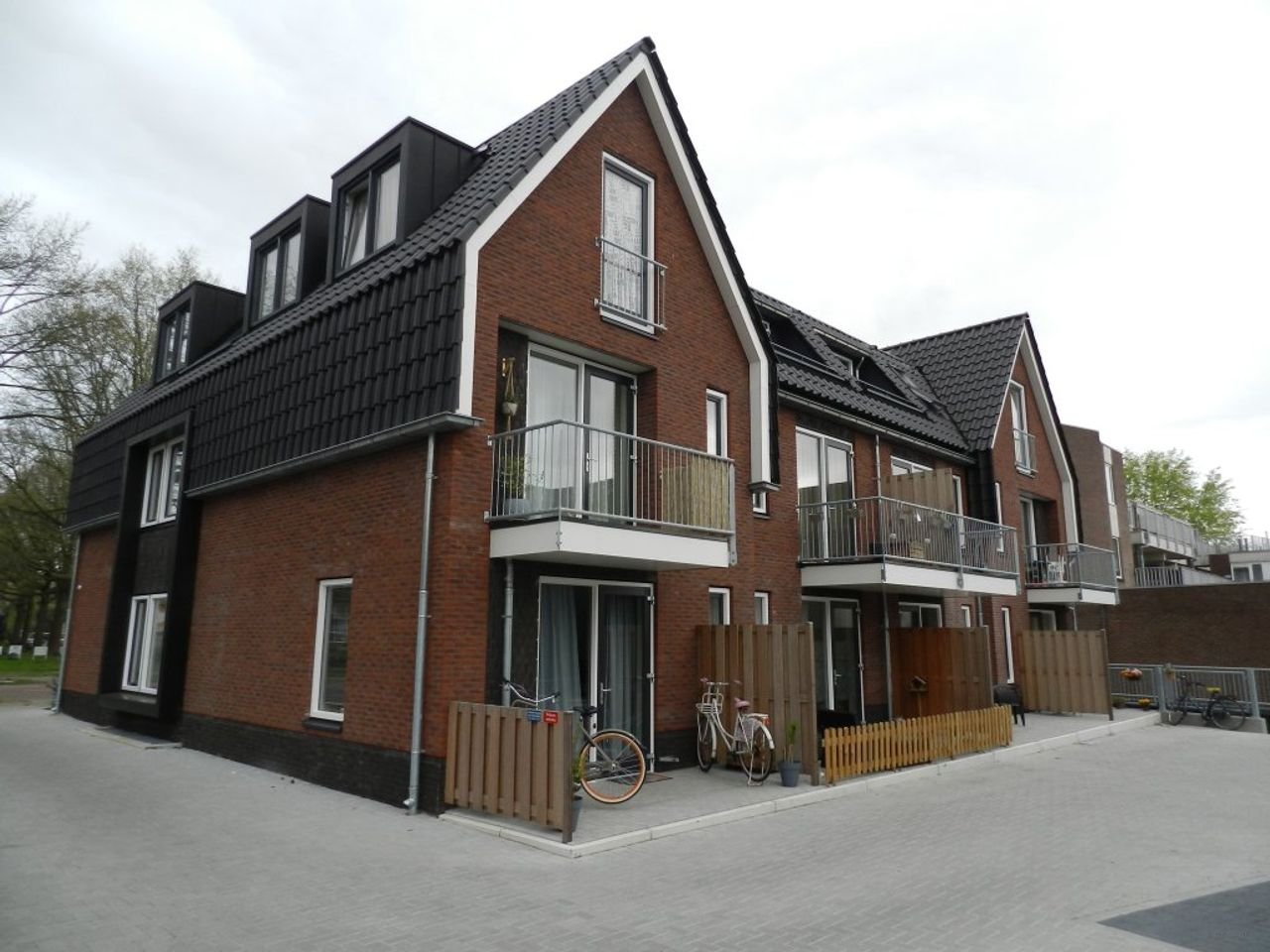 Energy-efficient apartment with private parking space - Image 2