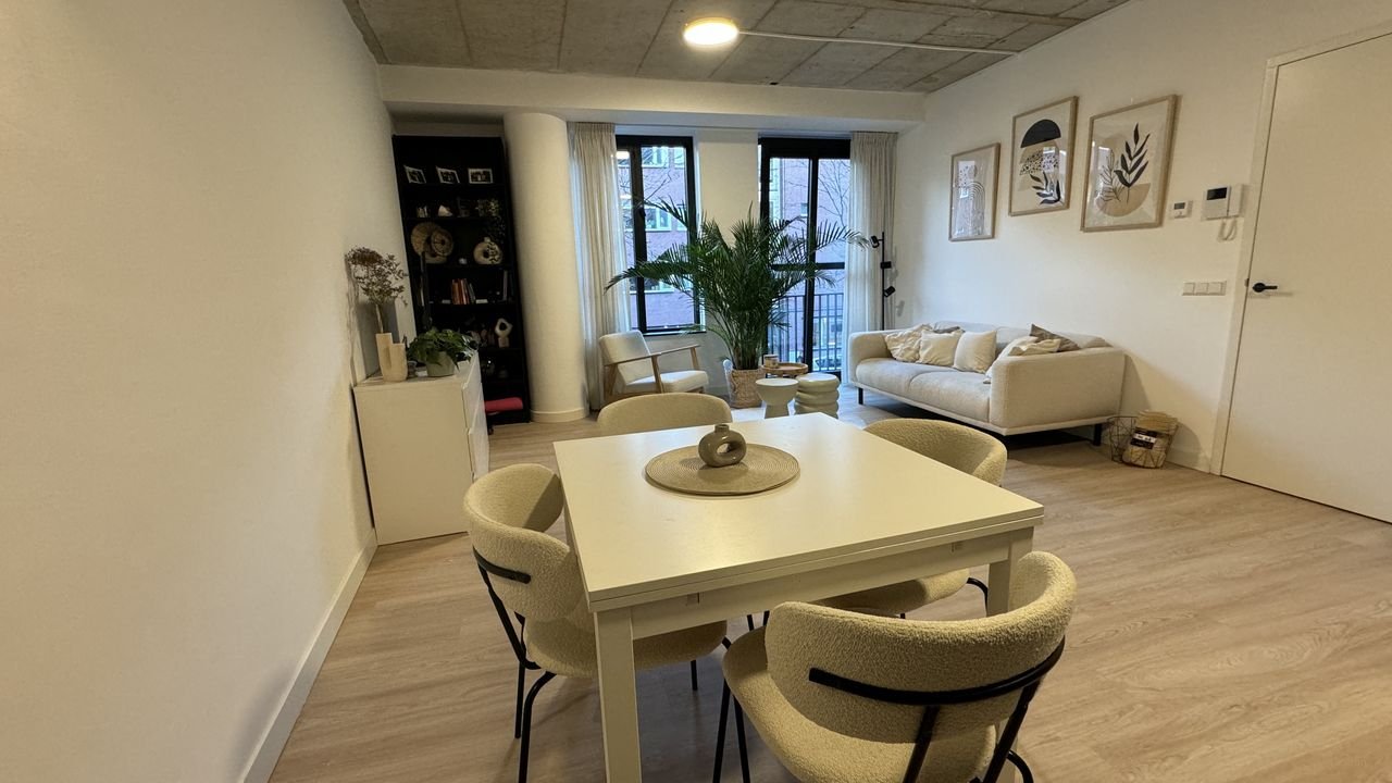 Modern apartment with private garage - Image 2