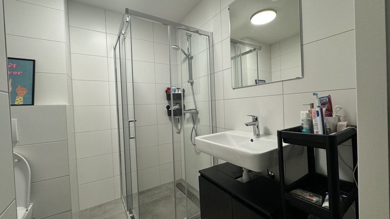 Modern apartment with private garage - Image 5