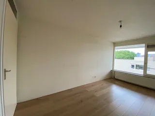 Spacious apartment (82m²) with private parking