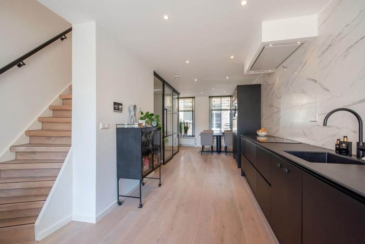 Furnished apartment with roof terrace in the center of Delft - Image 9