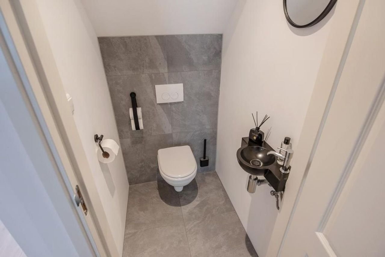 Furnished apartment with roof terrace in the center of Delft - Image 4