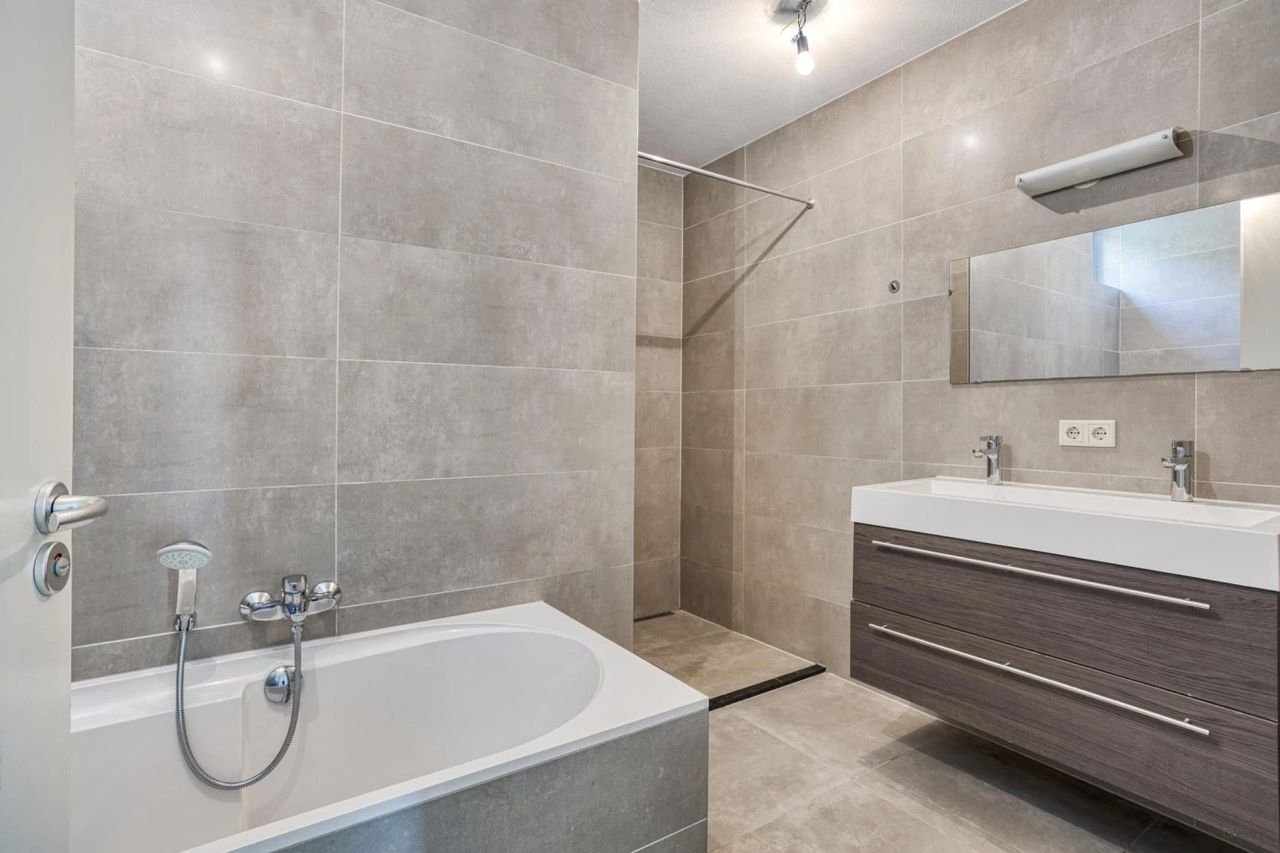 Licht appartement aan Herdenkingsplein - Afbeelding 4