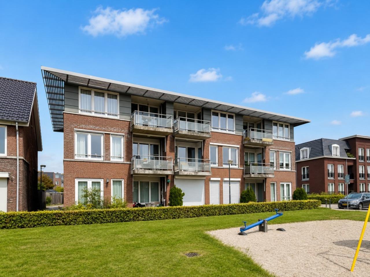 Bright 2-bedroom apartment with balcony - Image 1
