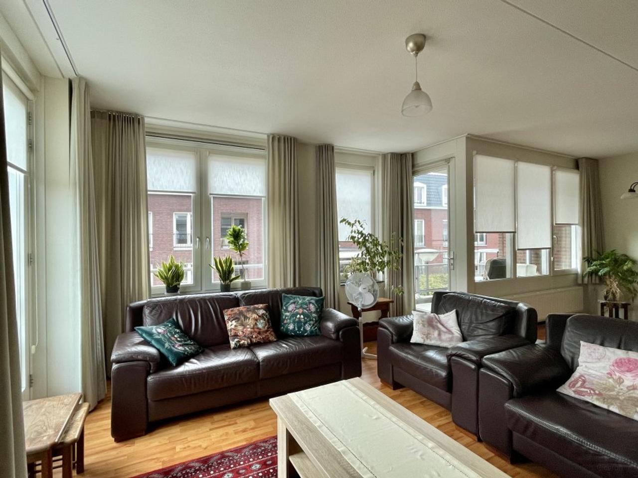 Bright 2-bedroom apartment with balcony - Image 2