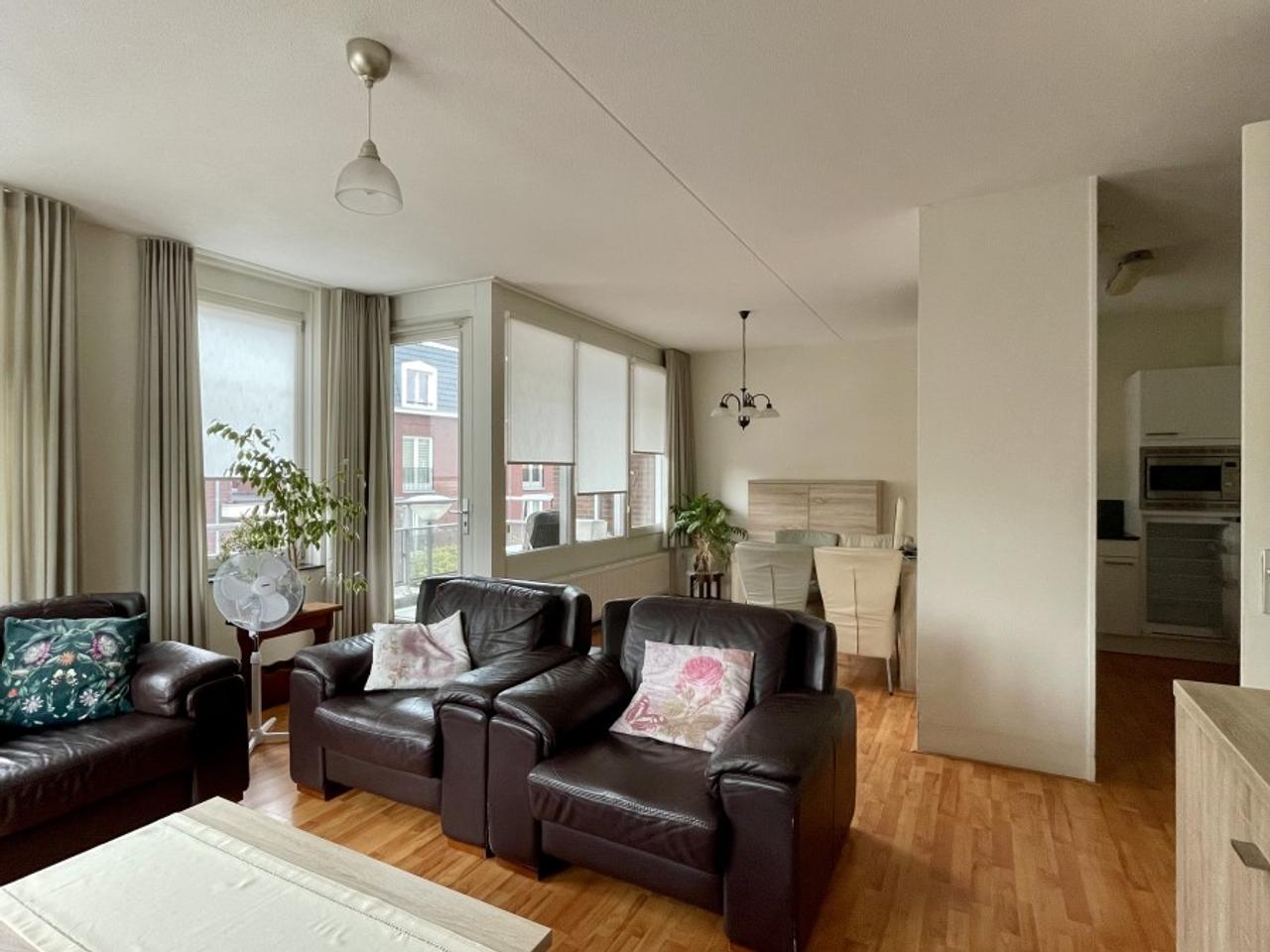 Bright 2-bedroom apartment with balcony - Image 3