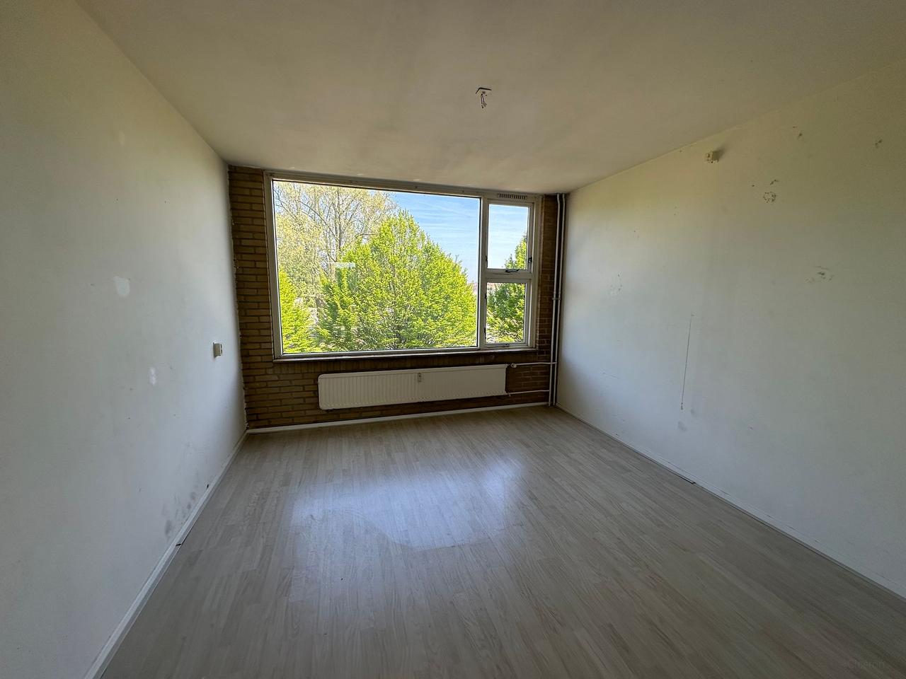 Temporary 1-Bedroom Apartment with Balcony - Image 4