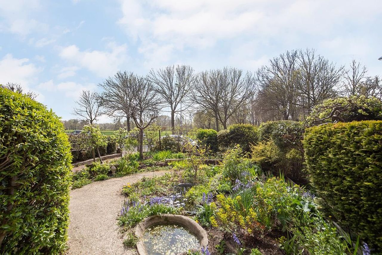 Ground floor apartment with front and back garden - Image 10