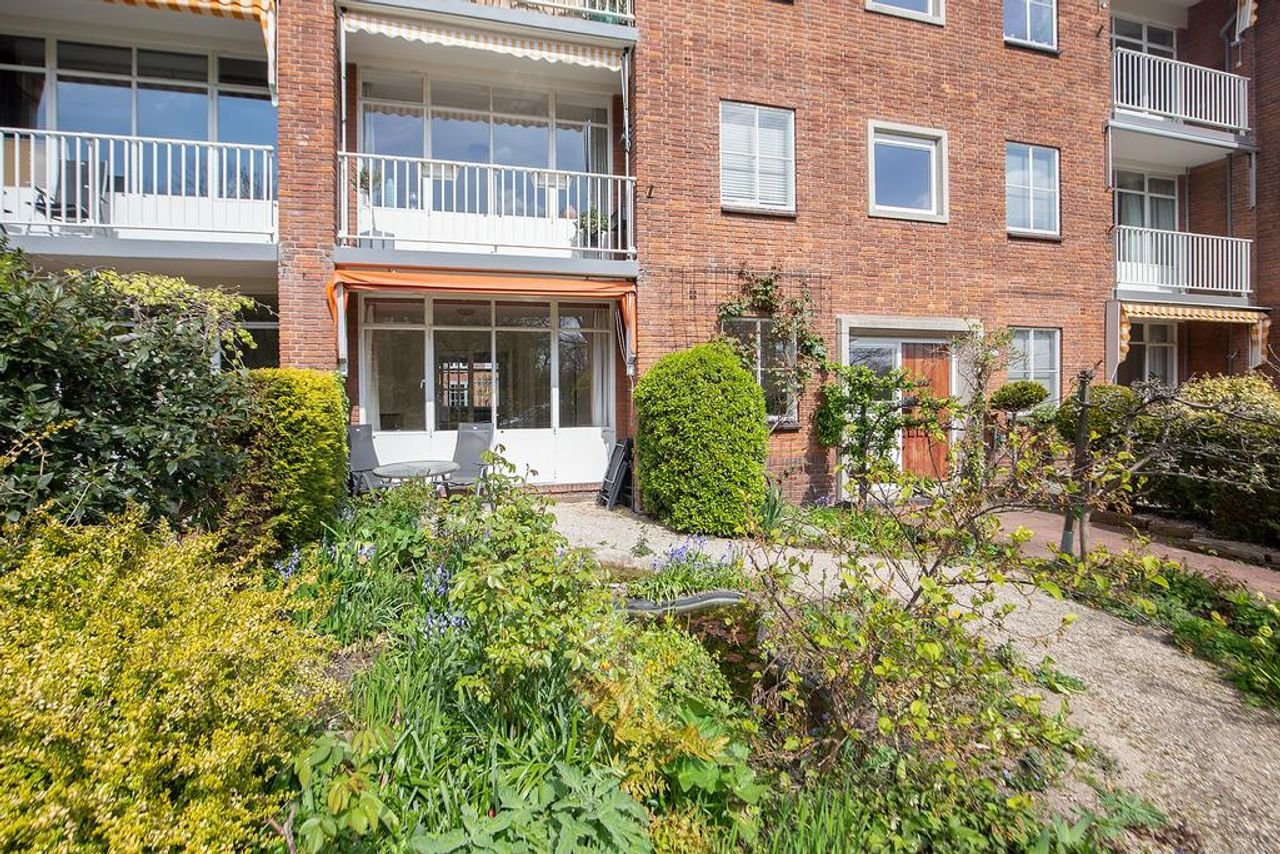 Ground floor apartment with front and back garden - Image 24