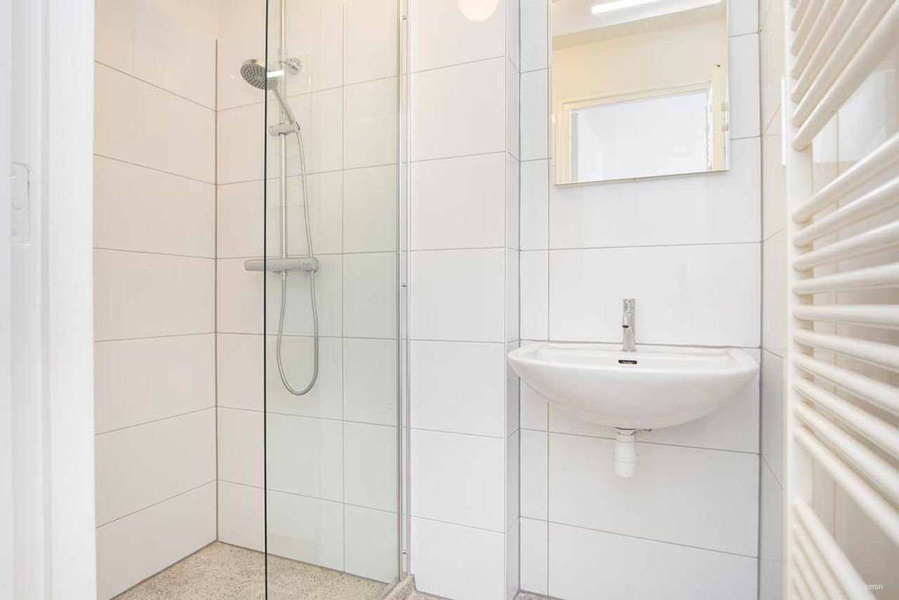 Ground floor apartment with front and back garden - Image 21