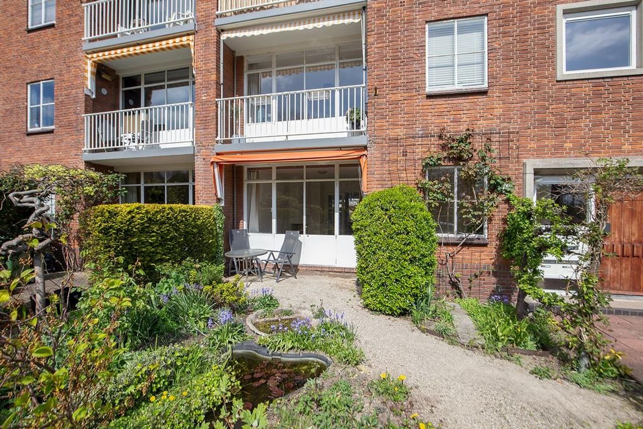Ground floor apartment with front and back garden - Image 25