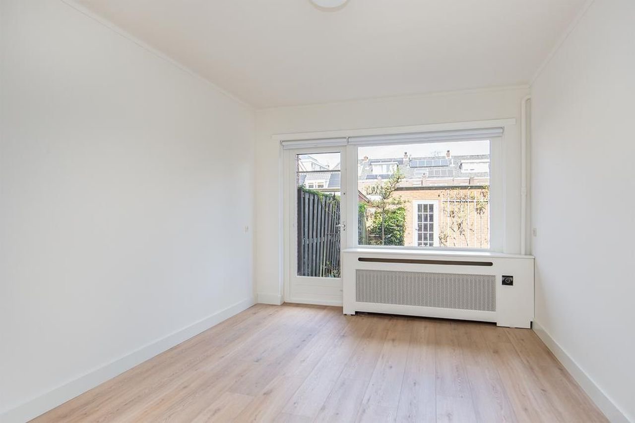 Ground floor apartment with front and back garden - Image 16