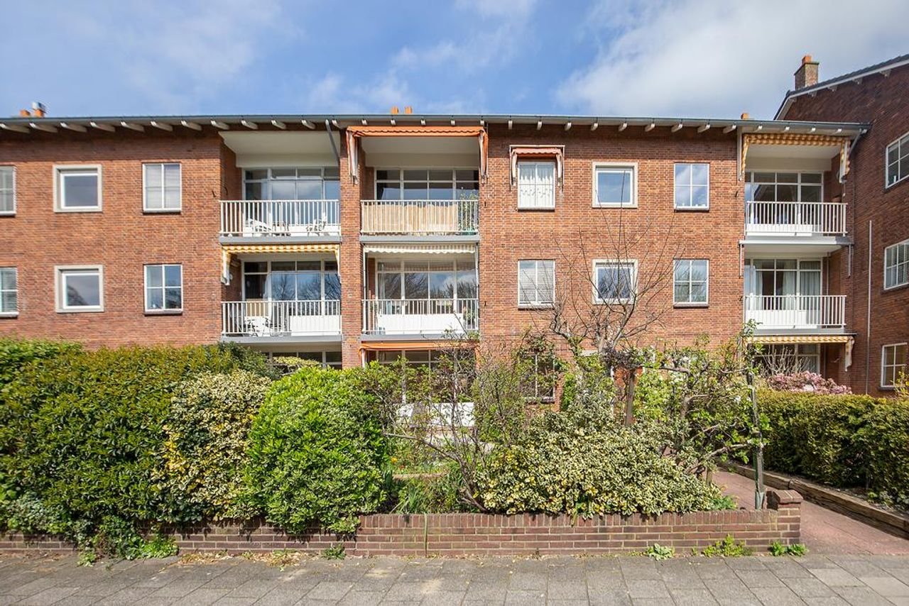 Ground floor apartment with front and back garden - Image 1