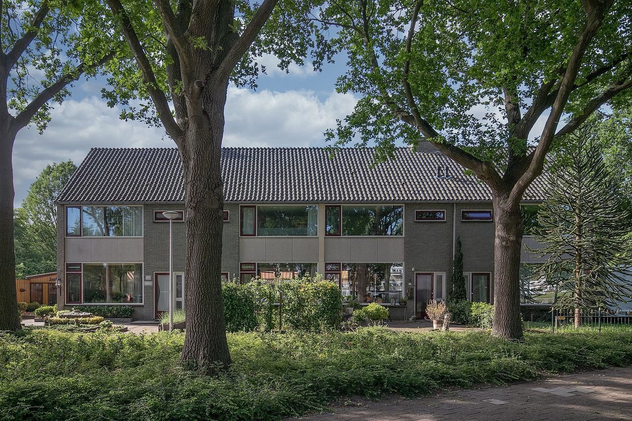 Spacious house with garage in Aa-landen - Image 1
