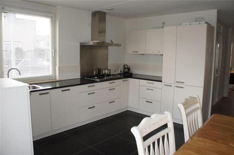 Spacious semi-detached house with garage in De Polders - Image 4