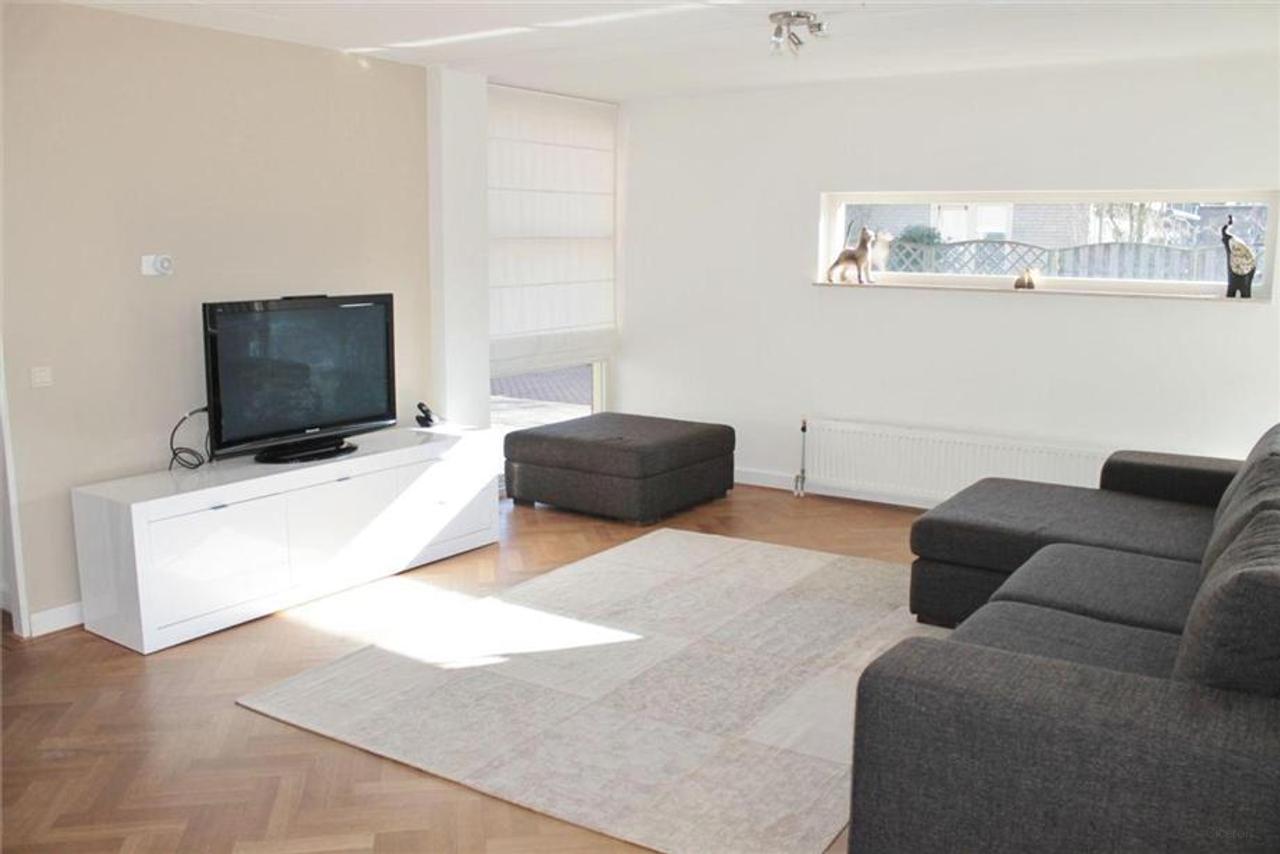 Spacious semi-detached house with garage in De Polders - Image 2