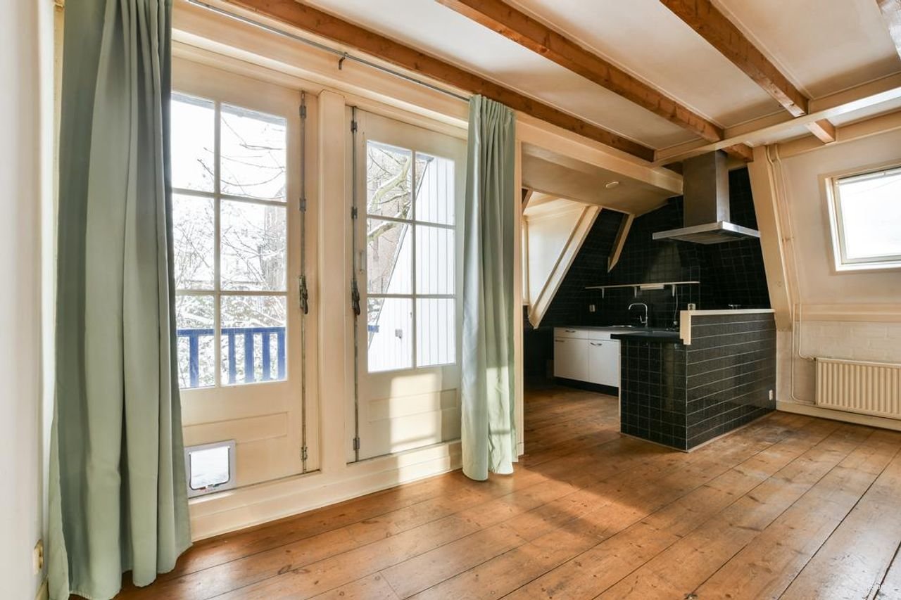 Spacious upper-floor apartment in the center of Weesp - Image 8