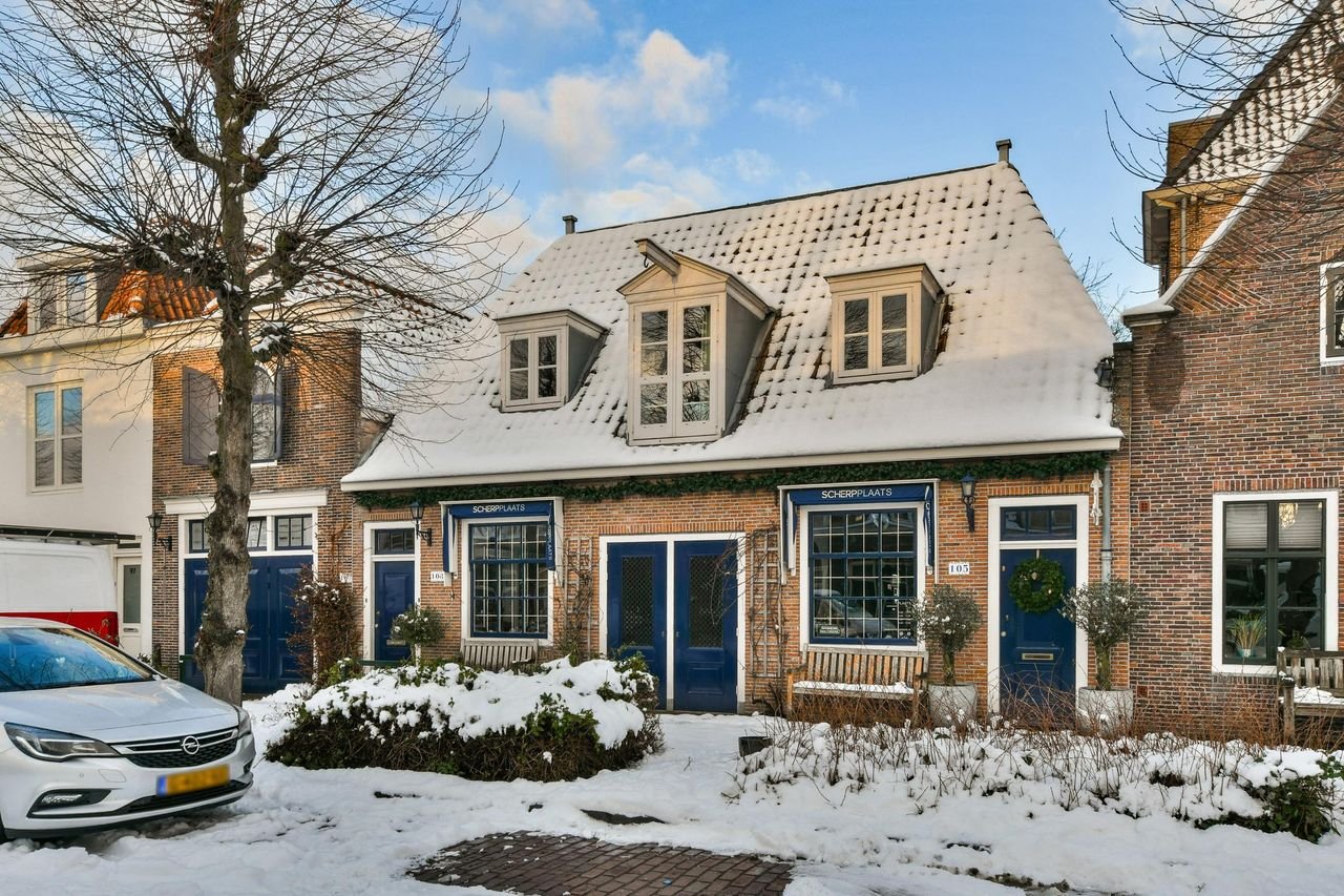 Spacious upper-floor apartment in the center of Weesp - Image 1