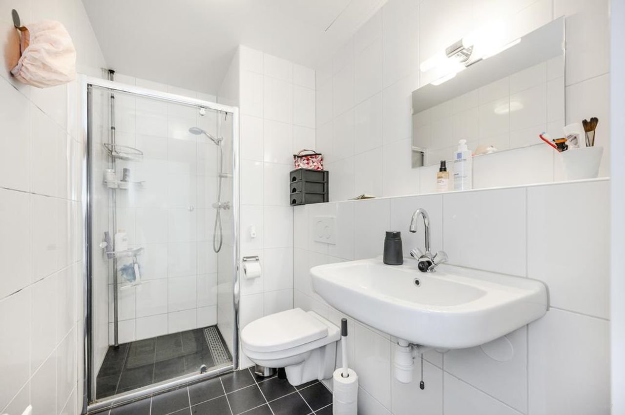 Modern 1-bedroom apartment in Almere City Centre - Image 10