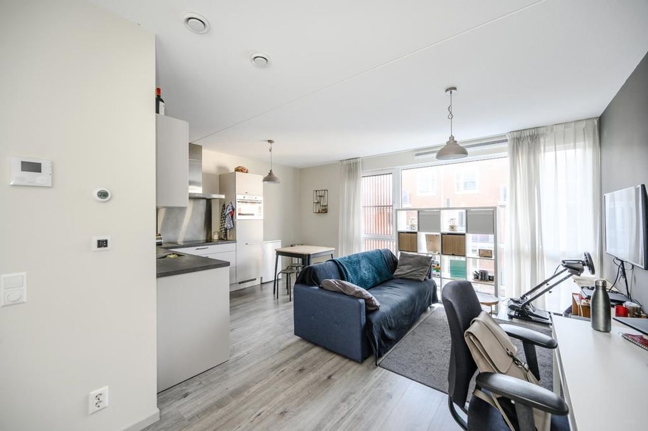 Modern 1-bedroom apartment in Almere City Centre - Image 3