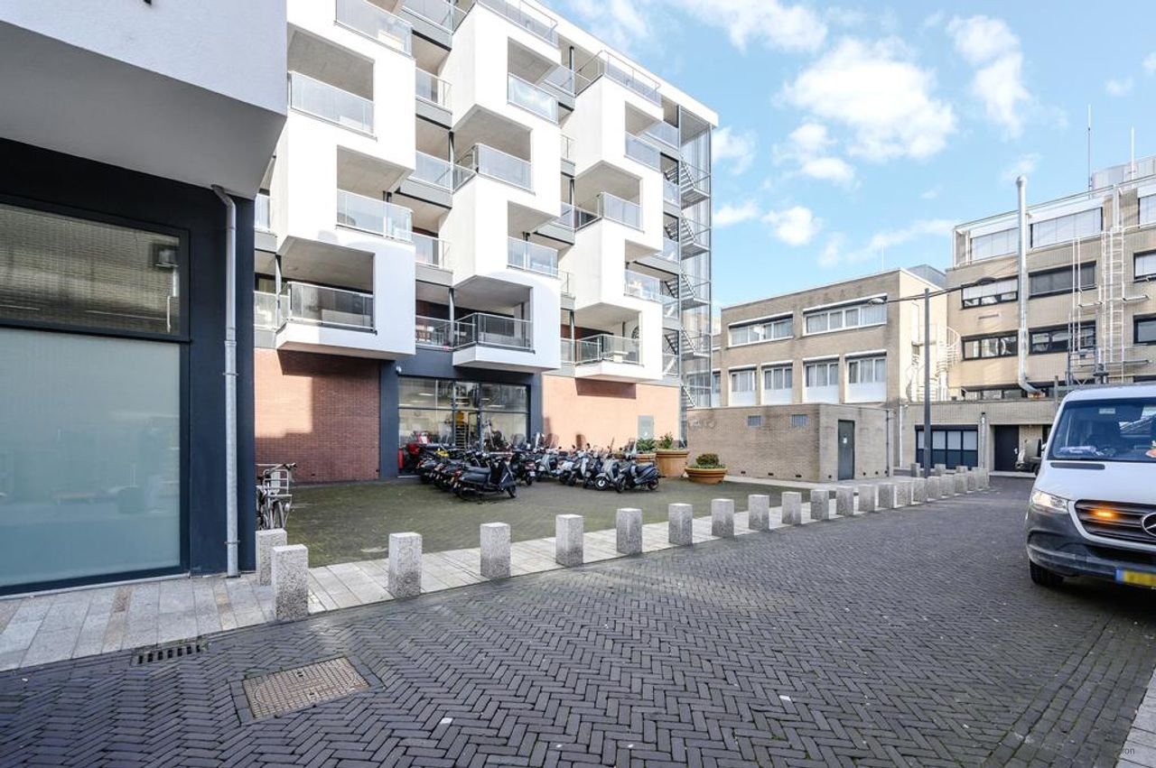 Modern 1-bedroom apartment in Almere City Centre - Image 17