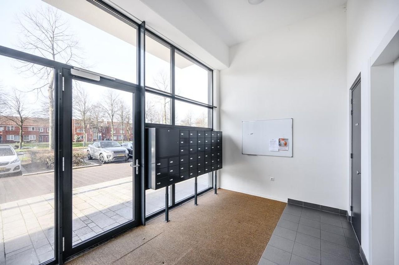 Modern 1-bedroom apartment in Almere City Centre - Image 16