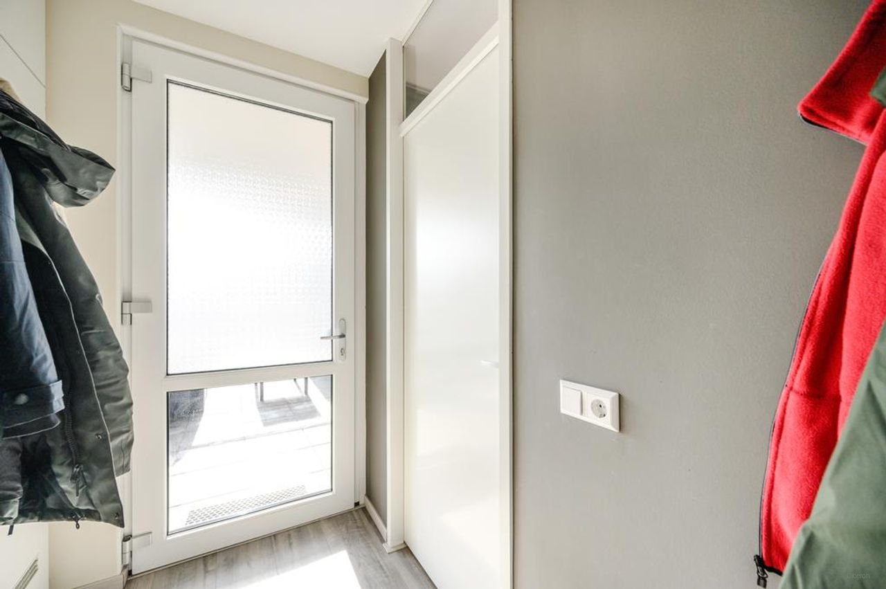 Modern 1-bedroom apartment in Almere City Centre - Image 4