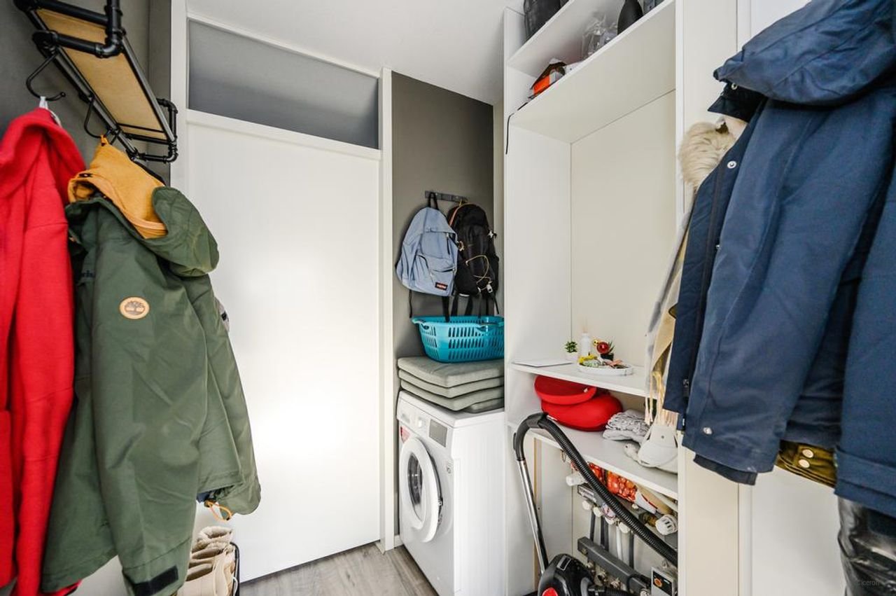 Modern 1-bedroom apartment in Almere City Centre - Image 2