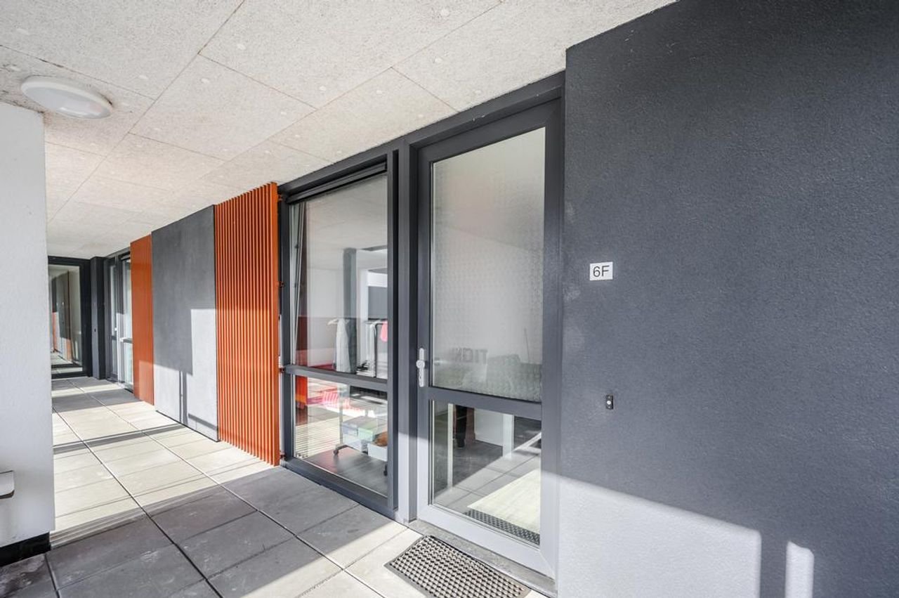 Modern 1-bedroom apartment in Almere City Centre - Image 12