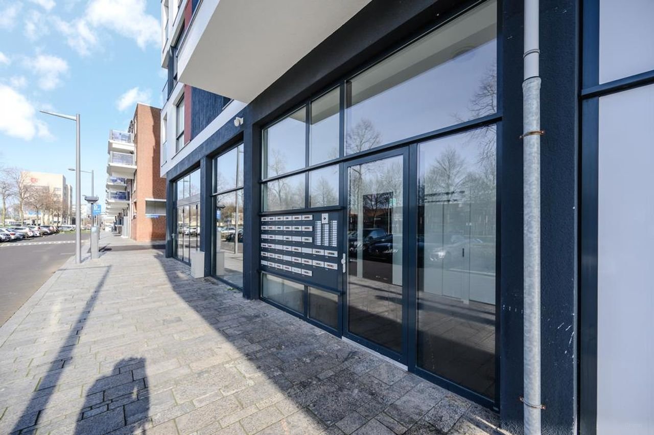 Modern 1-bedroom apartment in Almere City Centre - Image 19