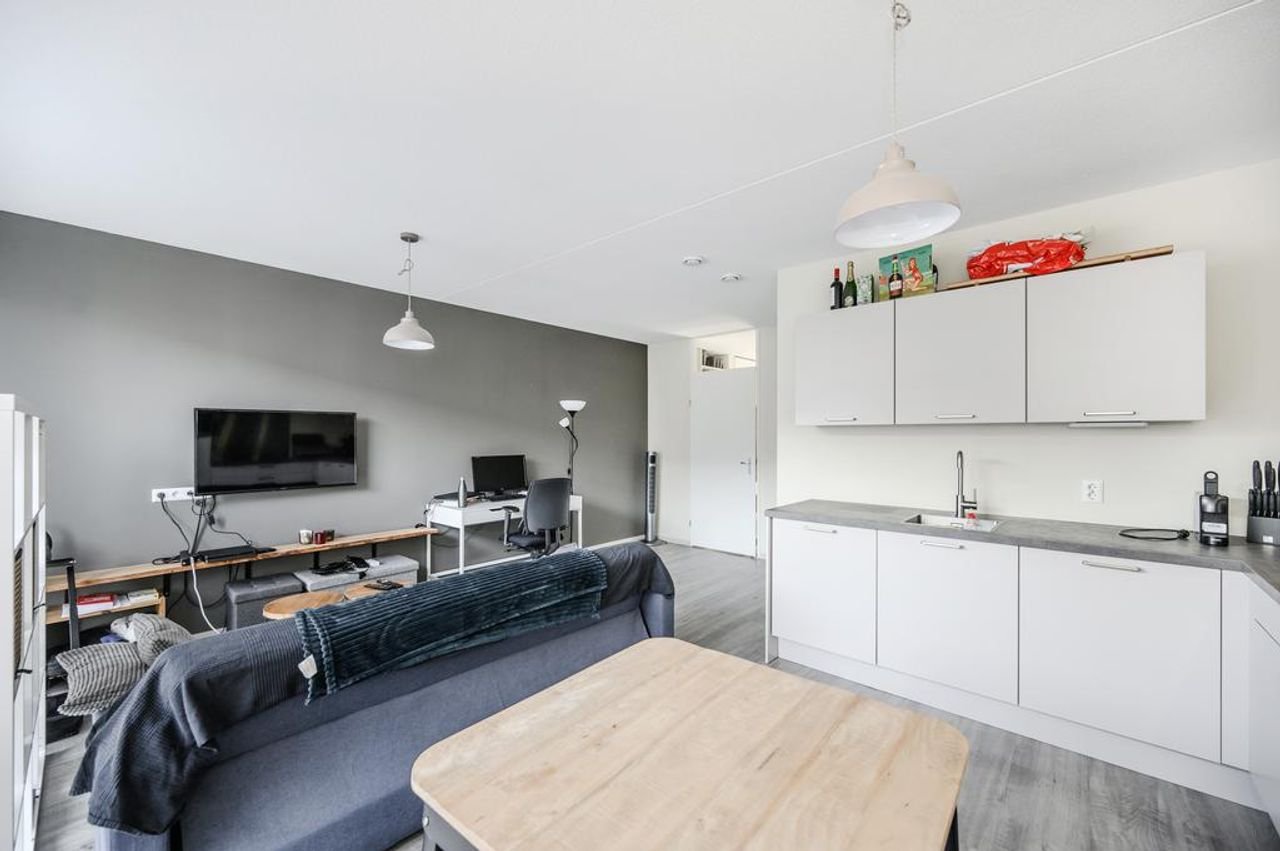 Modern 1-bedroom apartment in Almere City Centre - Image 6