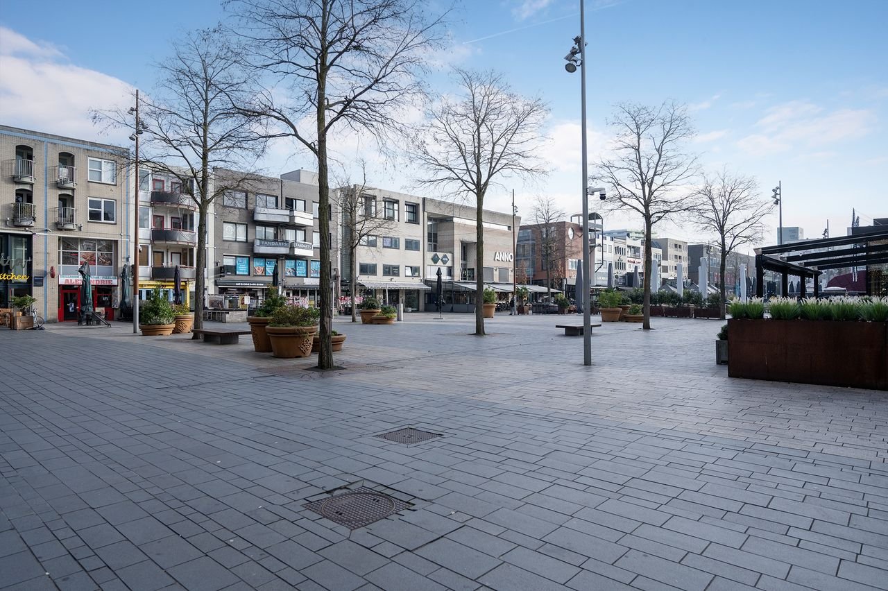 Modern 1-bedroom apartment in Almere City Centre - Image 18