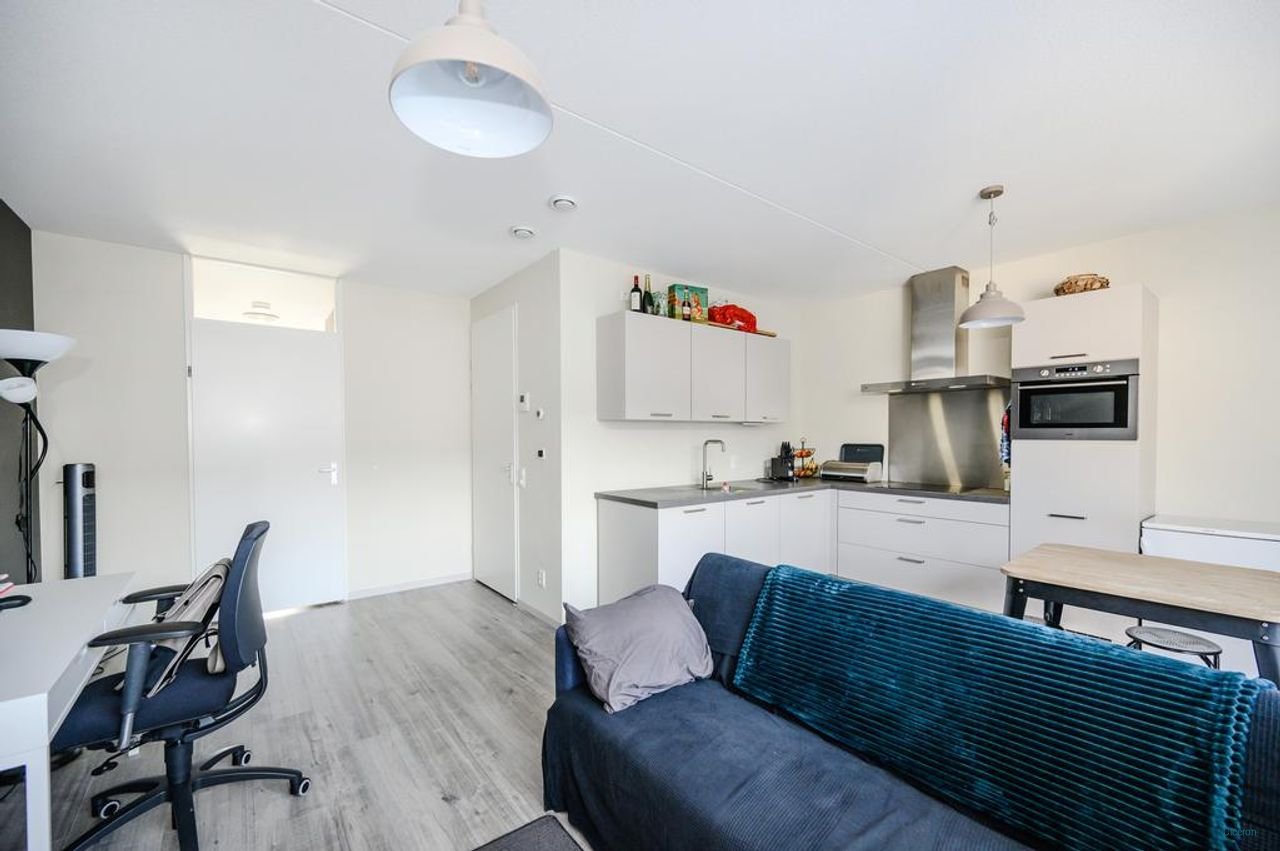 Modern 1-bedroom apartment in Almere City Centre - Image 5